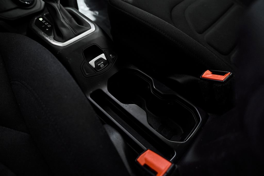 Used 2020 Jeep Renegade Latitude w/ UConnect 8.4 Nav Group AWD/4WD image 38