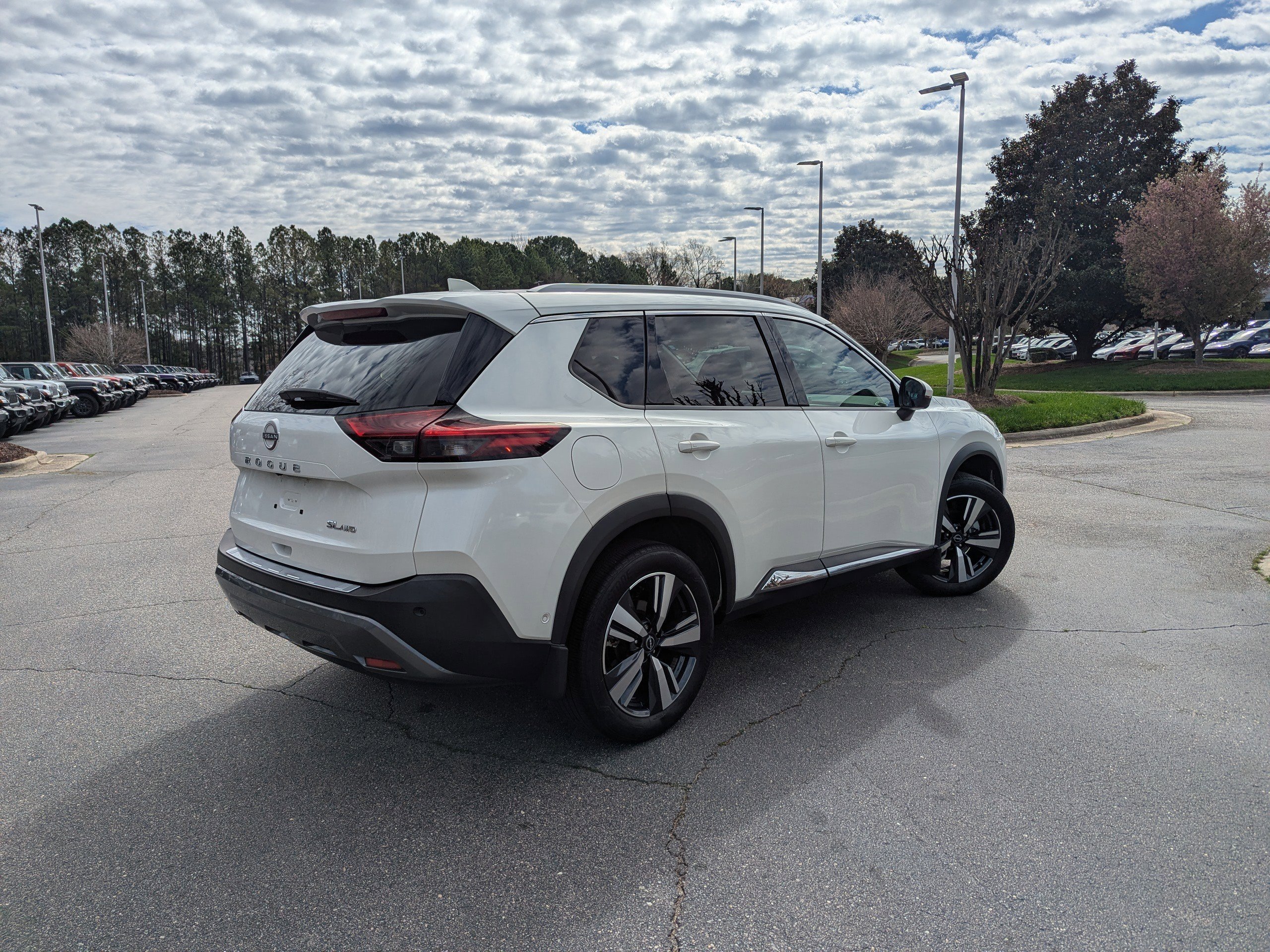 Used 2023 Nissan Rogue SL w/ SL Premium Package image 5