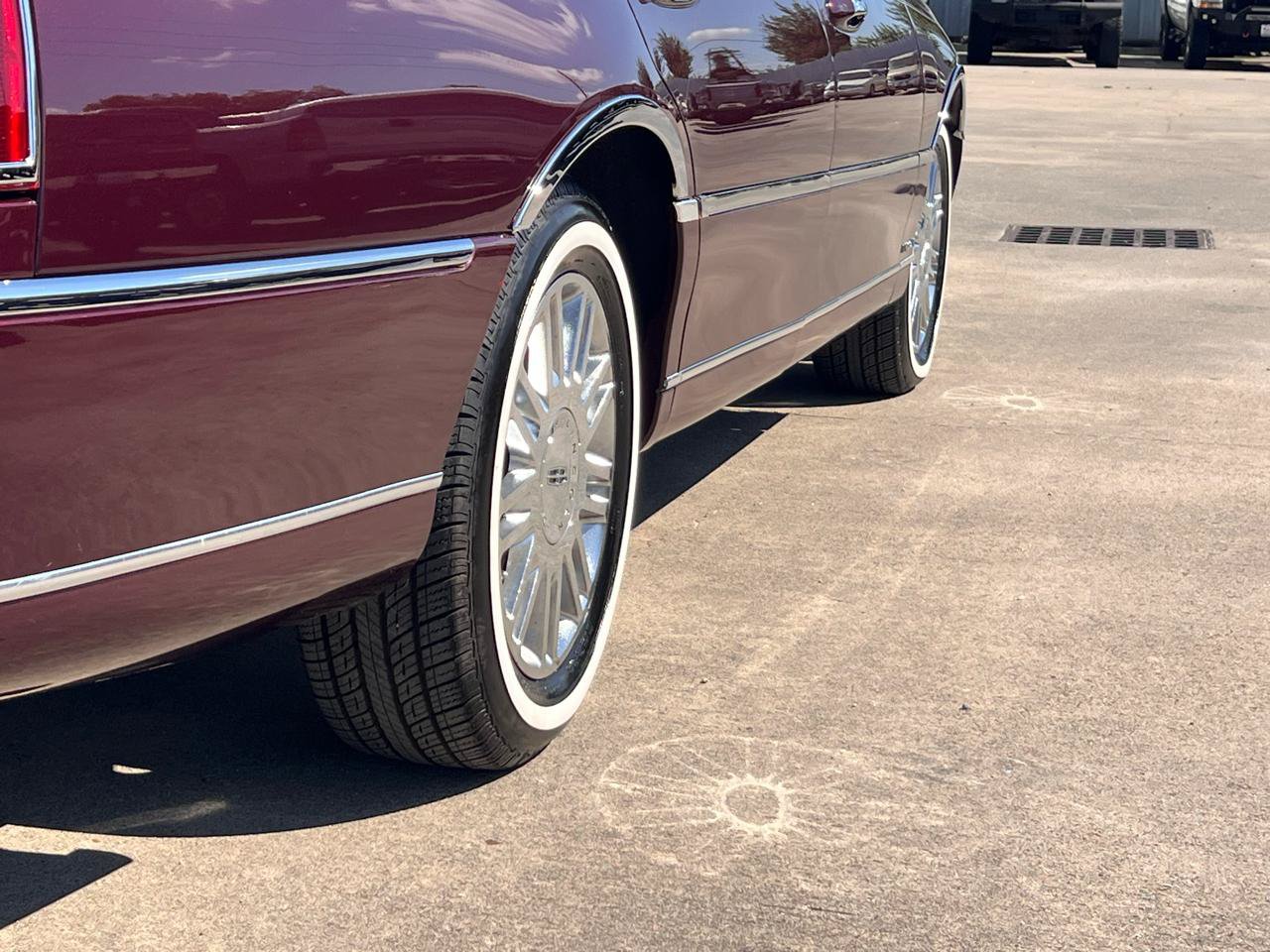 Used 2006 Lincoln Town Car Signature RWD image 16