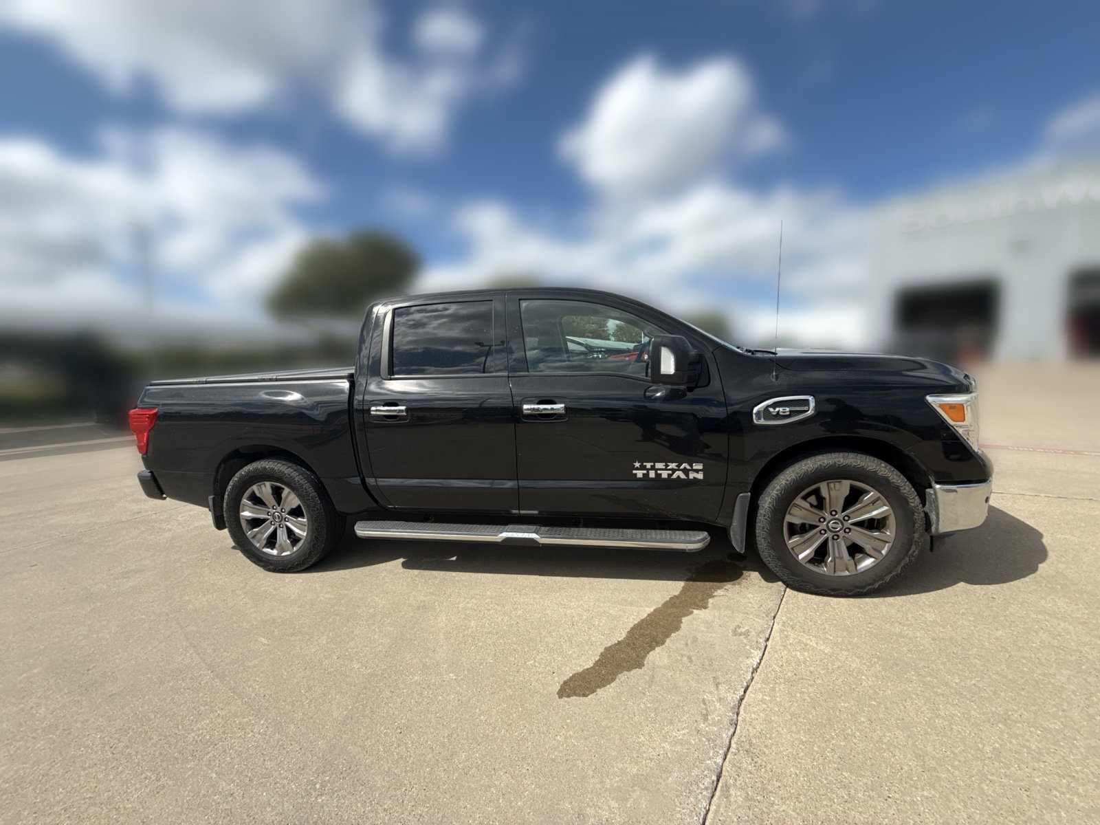 Used 2017 Nissan Titan SV RWD image 3