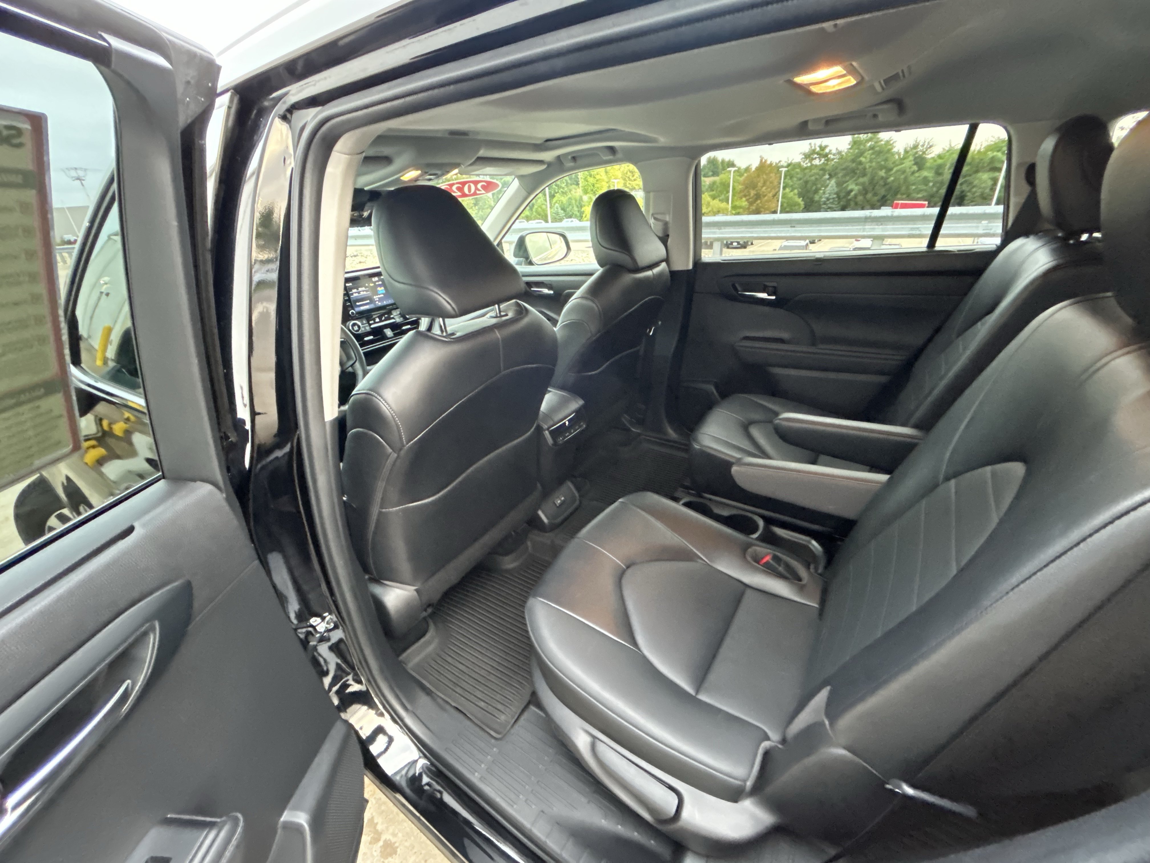 Used 2022 Toyota Highlander XLE AWD/4WD image 12