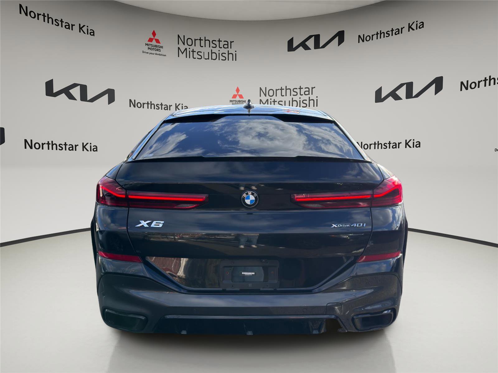 Used 2022 BMW X6 xDrive40i w/ M Sport Package image 3