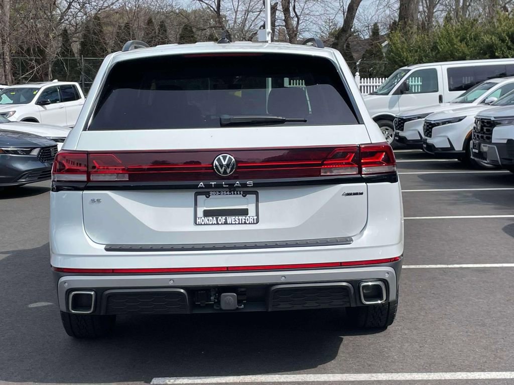 Used 2024 Volkswagen Atlas Peak Edition SE image 5