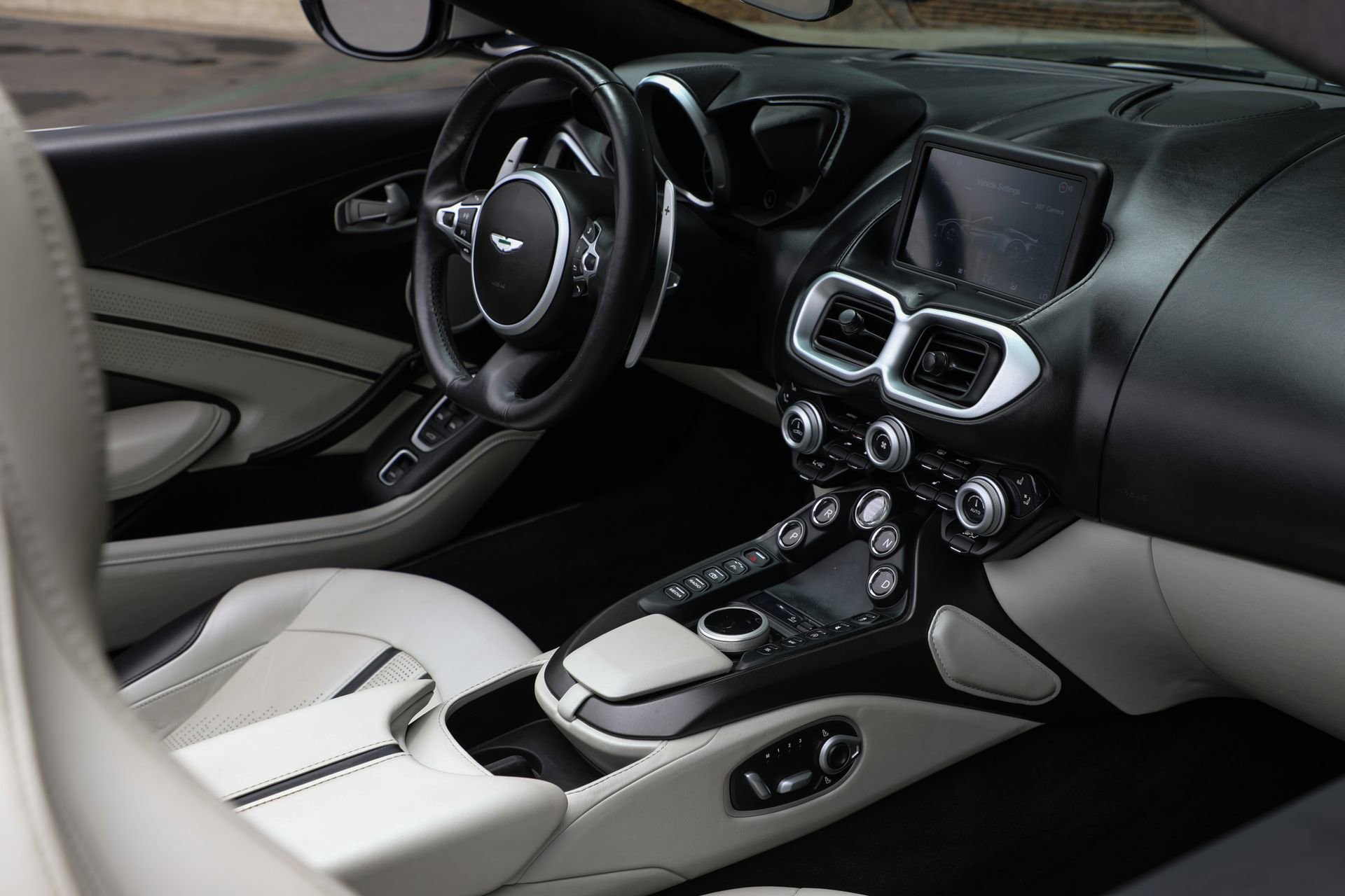 Used 2023 Aston Martin V8 Vantage Roadster RWD image 17