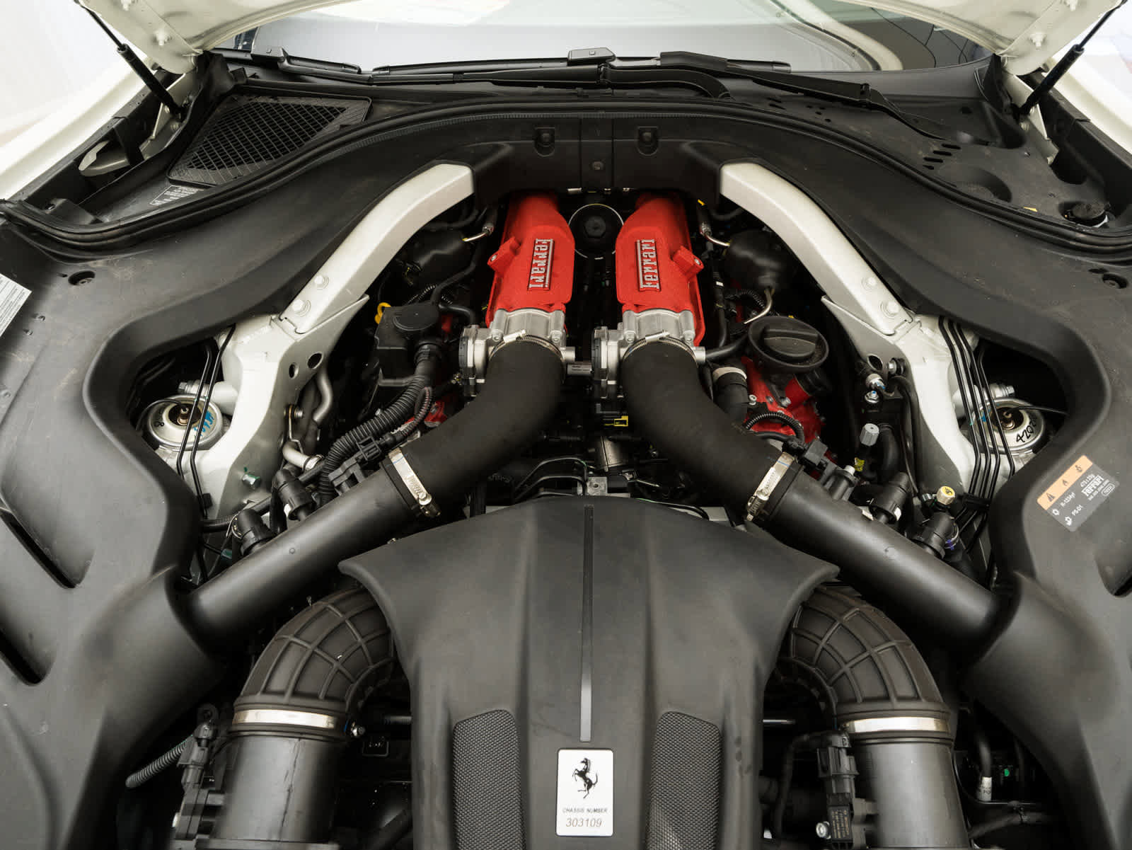 Used 2024 Ferrari Roma Spider image 30