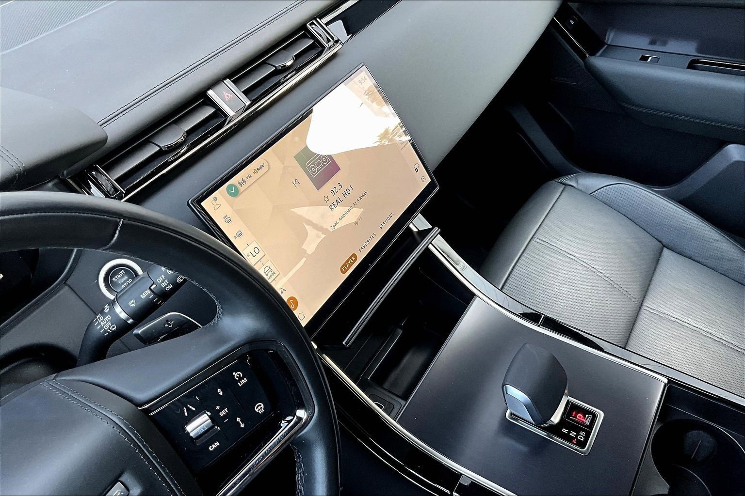 Used 2026 Land Rover Range Rover Velar Dynamic SE image 32