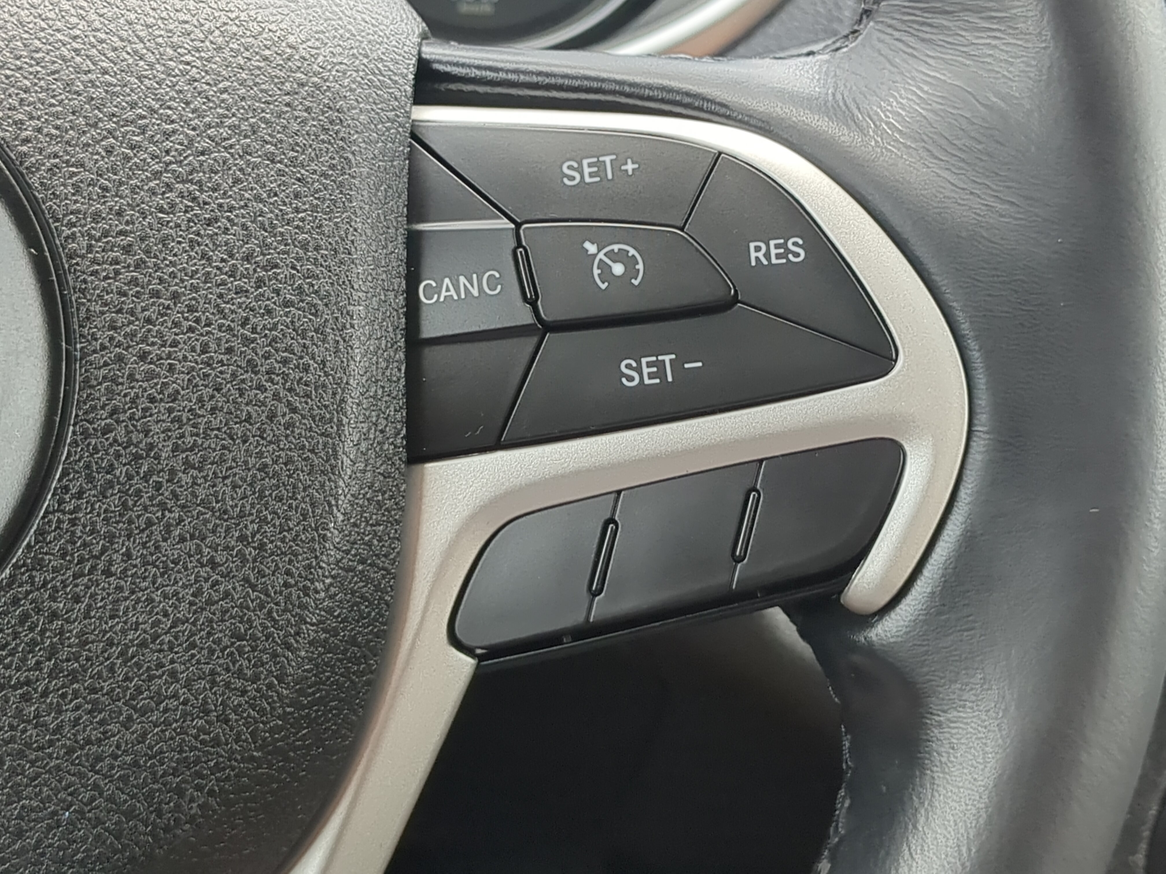 Used 2015 Jeep Cherokee Limited FWD image 25