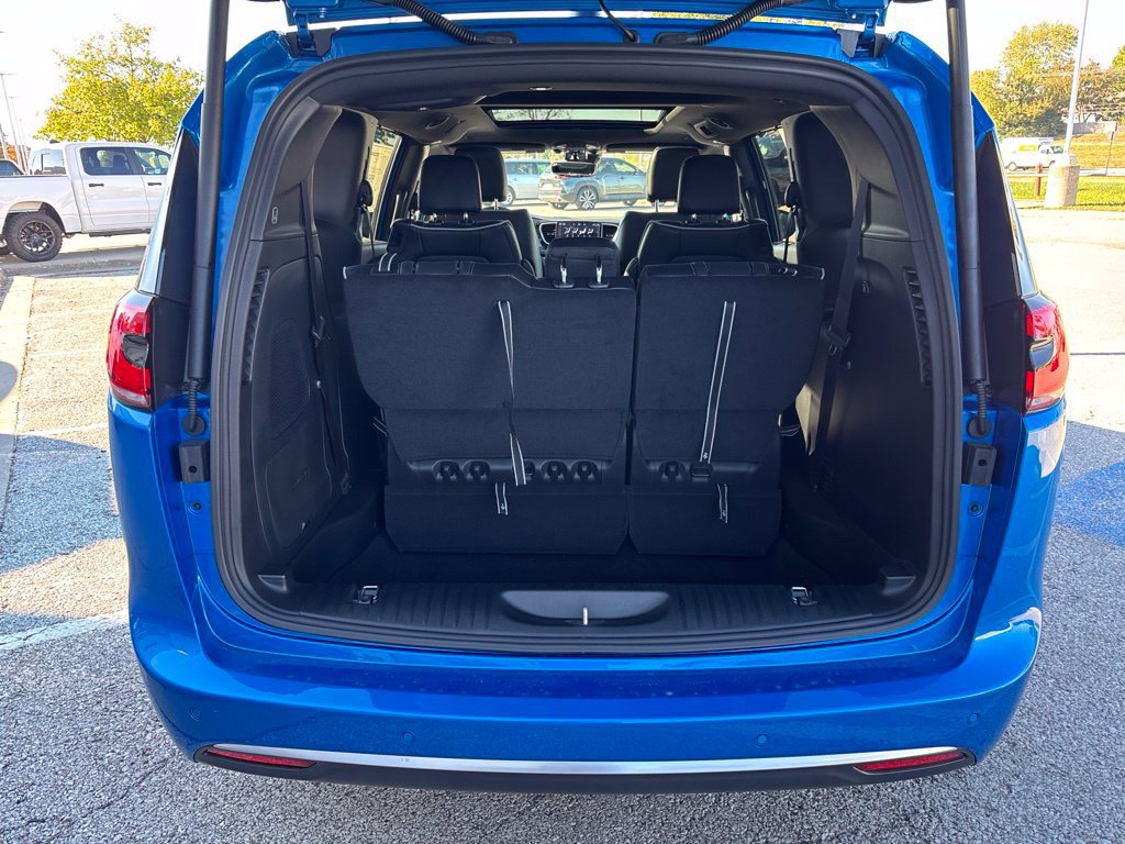 New 2027 Chrysler Pacifica Limited FWD image 15