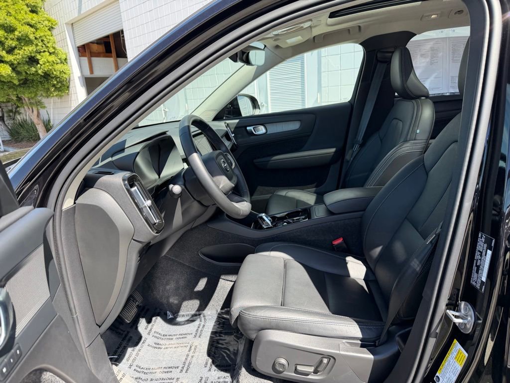 Used 2025 Volvo XC40 B5 Plus image 16