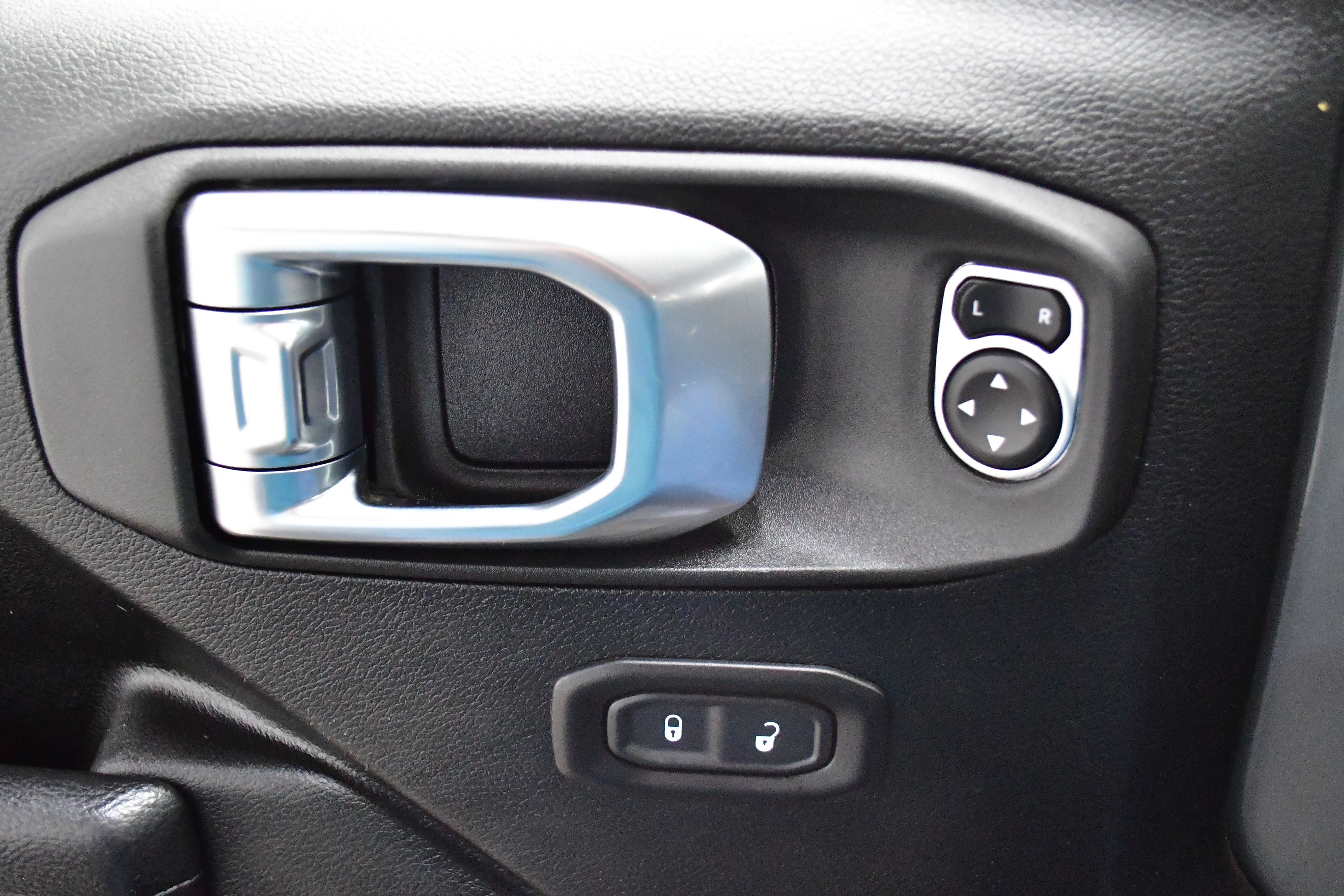 Used 2023 Jeep Wrangler Unlimited w/ Sun & Screen Package image 27