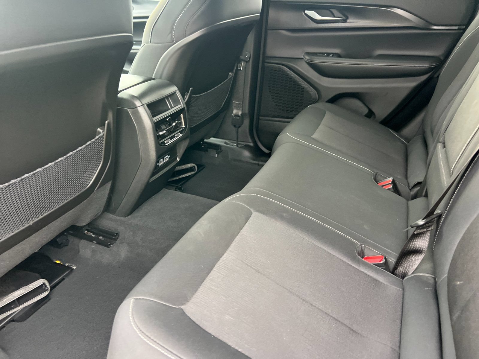 Used 2023 Jeep Grand Cherokee Laredo AWD/4WD image 14