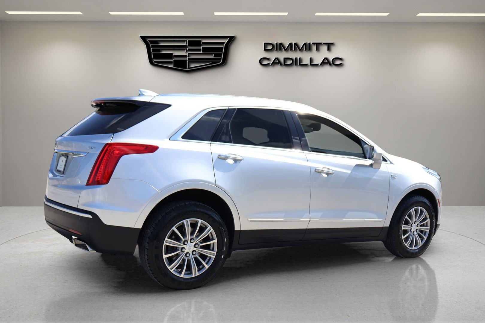 Used 2017 Cadillac XT5 Luxury w/ Driver Awareness Package FWD image 5