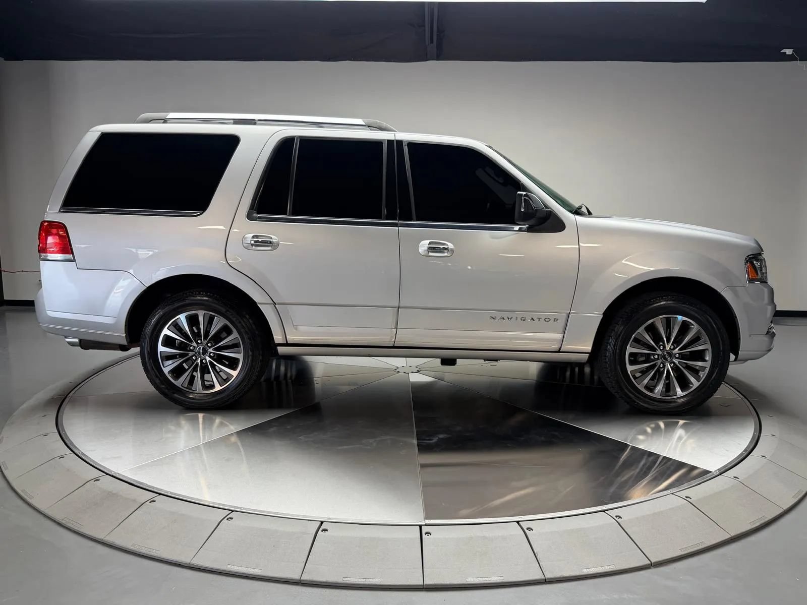 Used 2015 Lincoln Navigator 4WD image 6