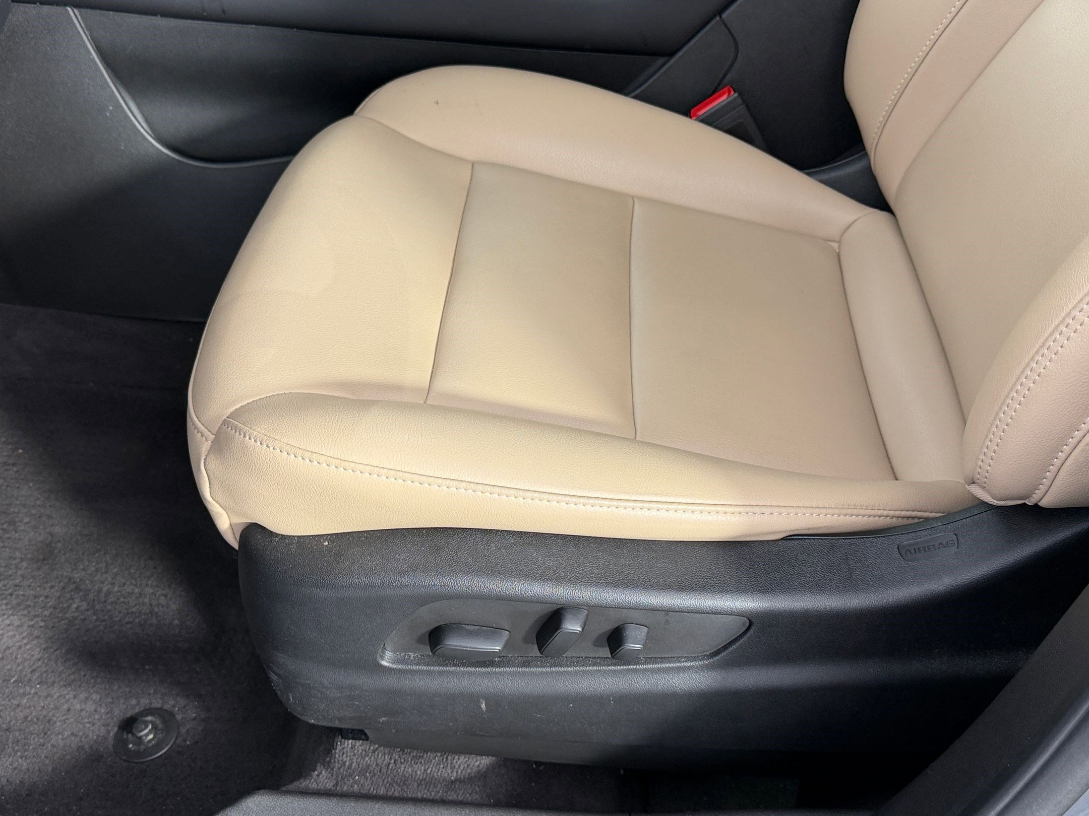 Used 2024 Cadillac XT4 Luxury w/ Cold Weather Package image 13