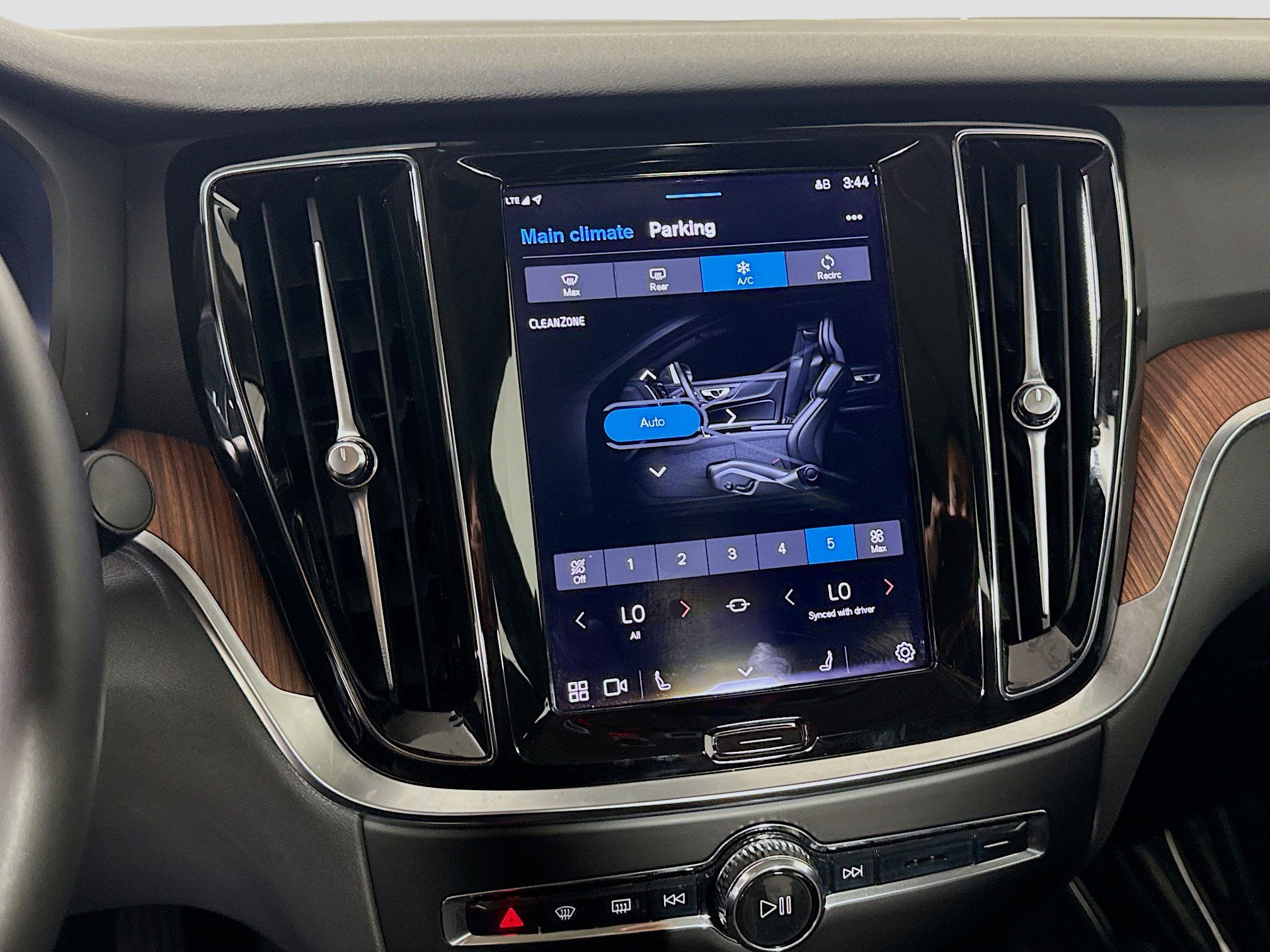 Used 2023 Volvo S60 T8 Plus image 18