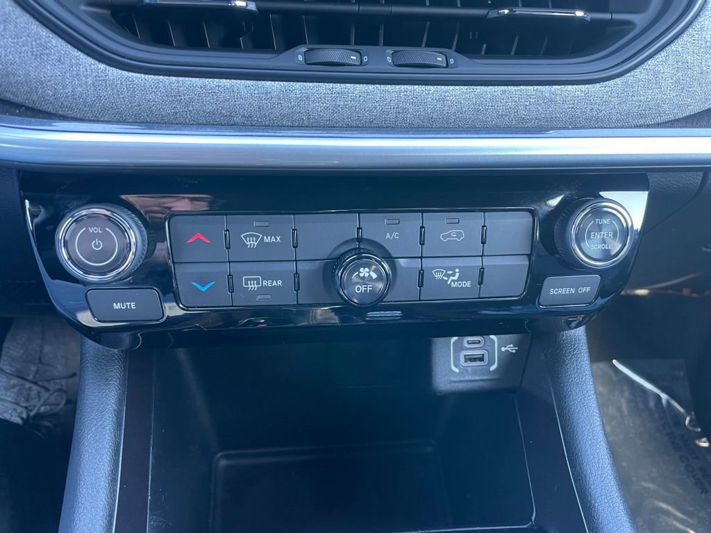 Used 2024 Jeep Compass Latitude image 12