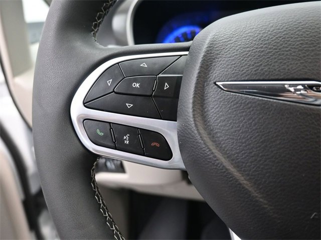 Used 2023 Chrysler Pacifica Touring-L image 31