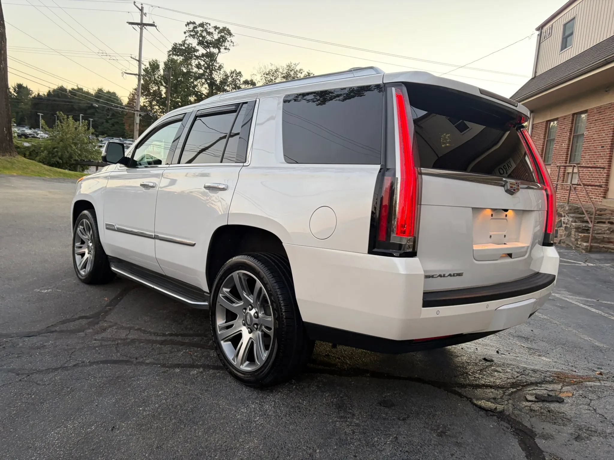 Used 2016 Cadillac Escalade Luxury AWD/4WD image 19