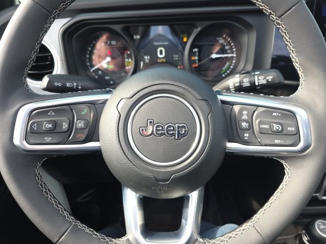 Used 2025 Jeep Wrangler Unlimited Sahara w/ Safety Group AWD/4WD image 16