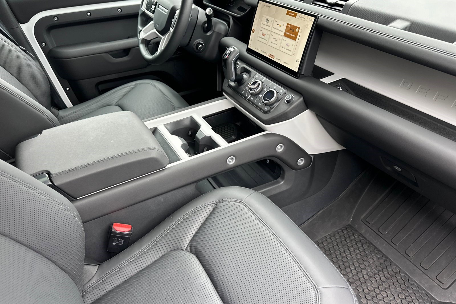 Used 2025 Land Rover Defender 130 S image 32