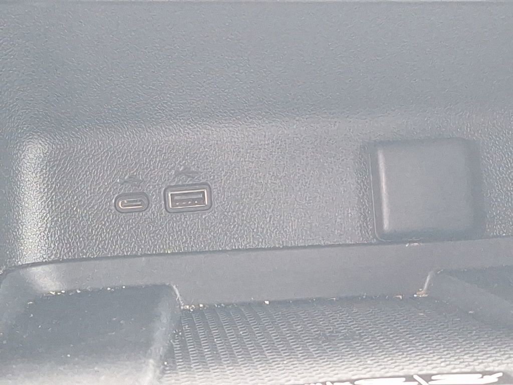 Used 2025 Chevrolet Traverse LT image 47