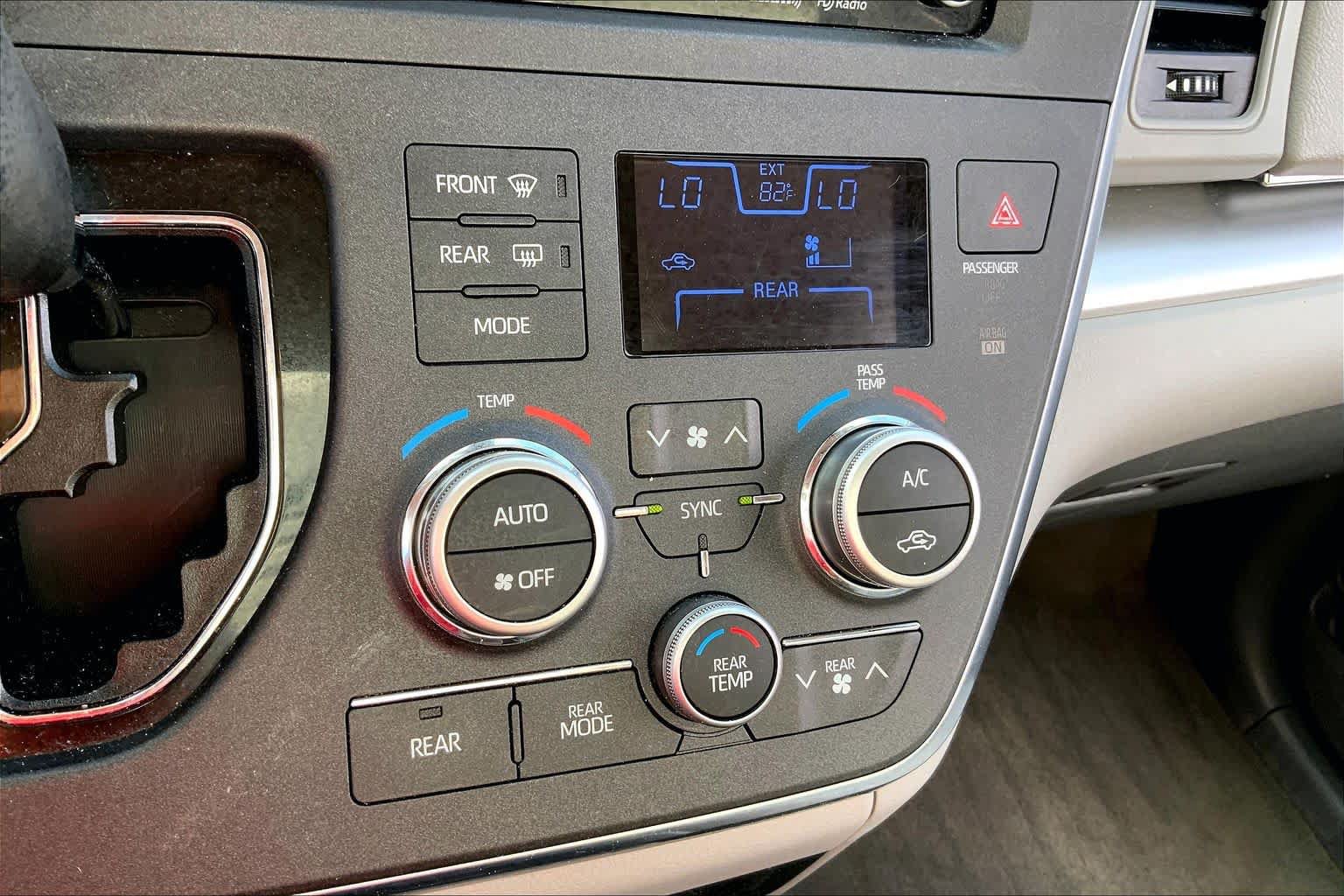 Used 2018 Toyota Sienna LE FWD image 32