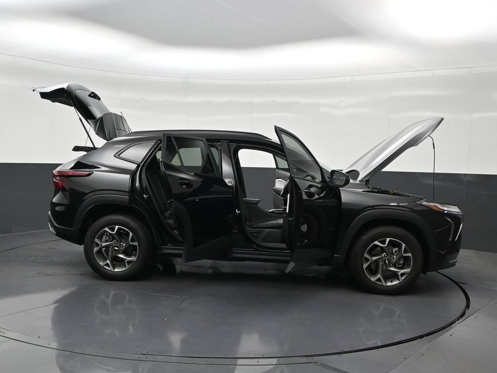 Used 2025 Chevrolet Trax LT FWD image 32