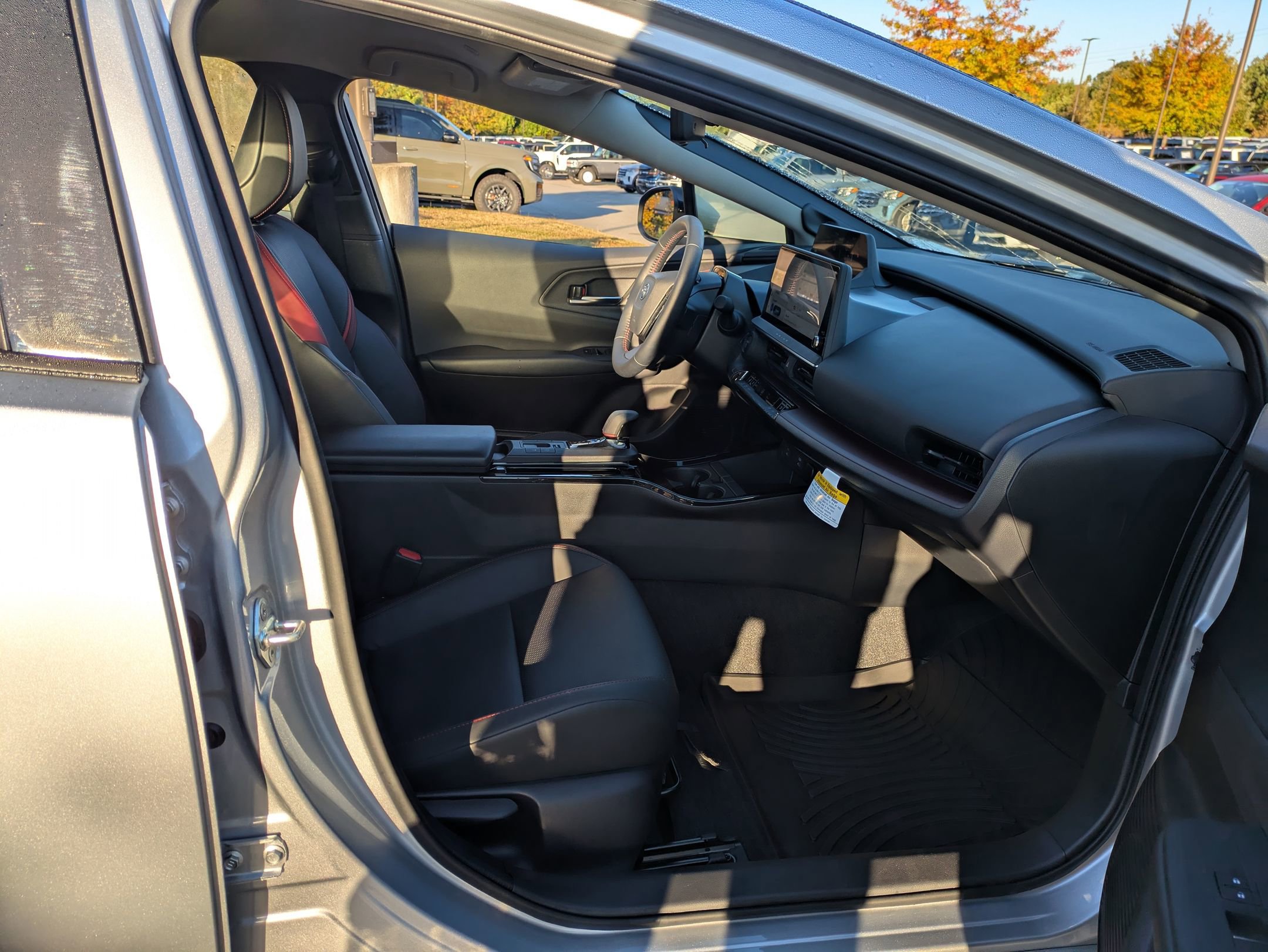 Used 2025 Toyota Prius Plug-In Hybrid image 37