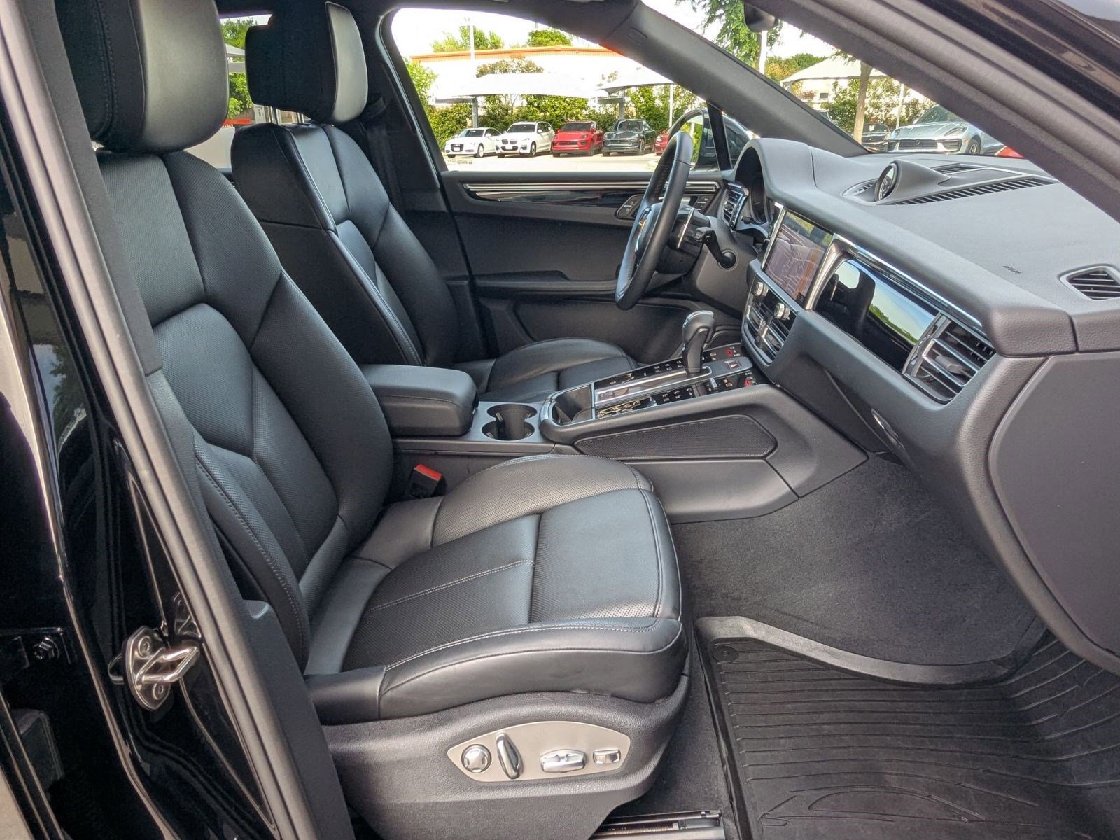 Certified 2026 Porsche Macan AWD/4WD image 25
