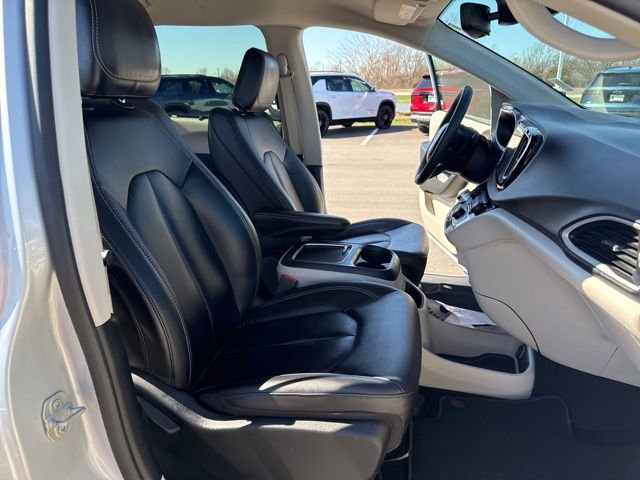 Used 2024 Chrysler Pacifica Touring-L FWD image 22