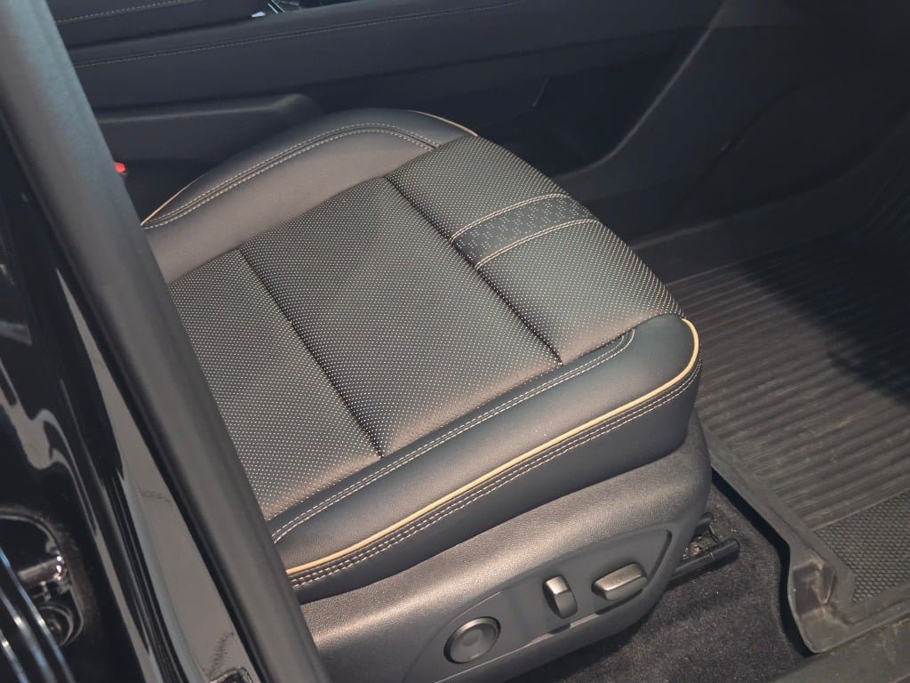Used 2026 Chevrolet Traverse High Country w/ LPO, Floor Liner Package AWD/4WD image 7