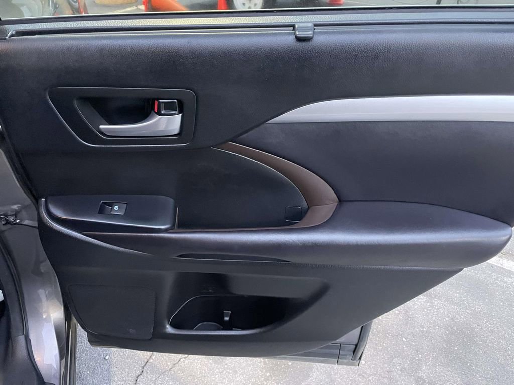 Used 2017 Toyota Highlander XLE image 45