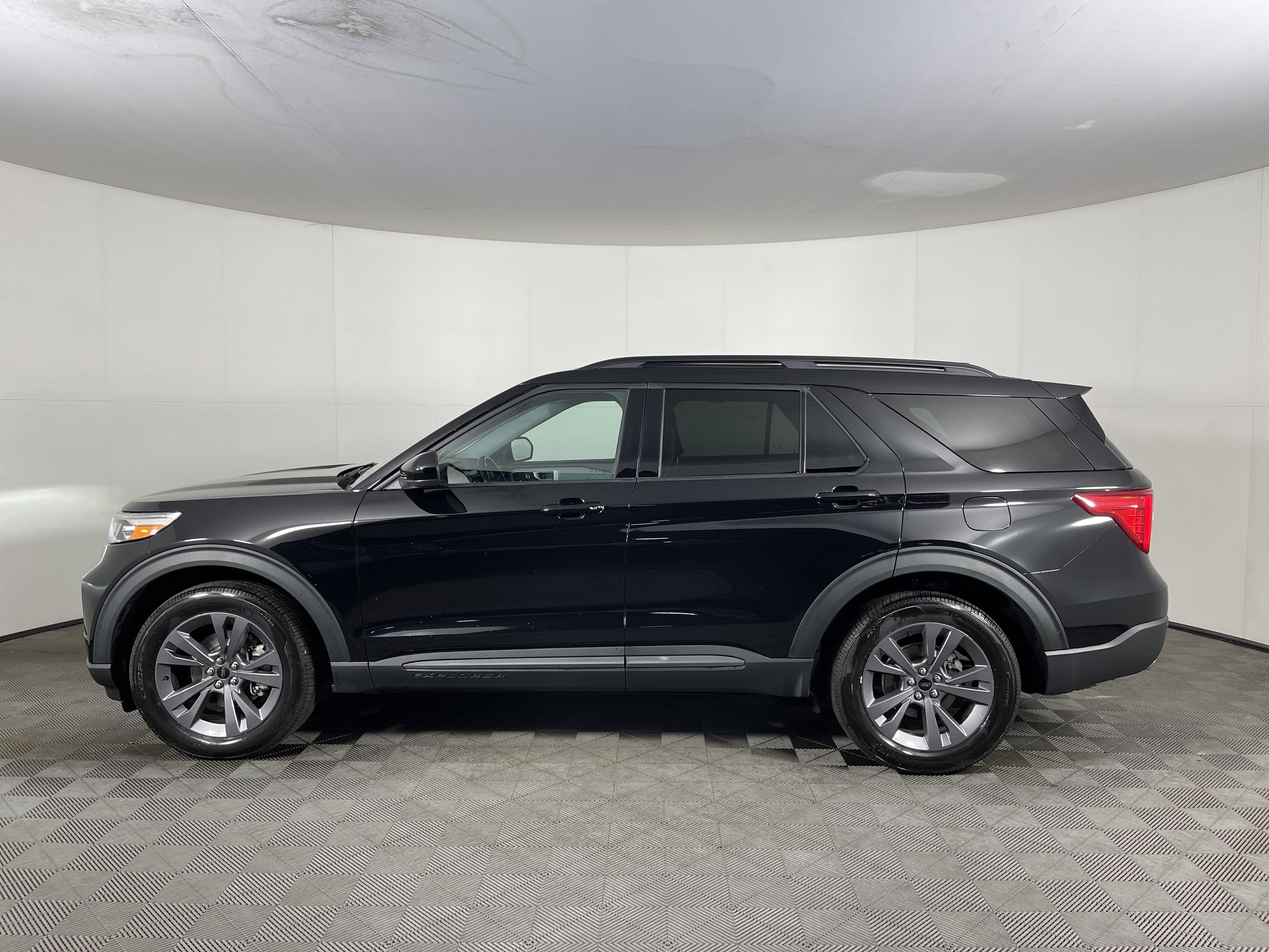 Used 2022 Ford Explorer XLT w/ Equipment Group 202A image 3