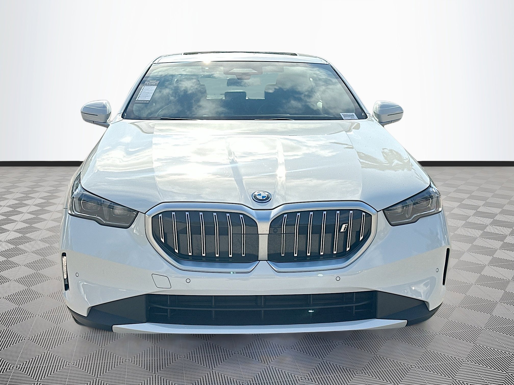 Used 2025 BMW i5 eDrive40i w/ Premium Package image 2