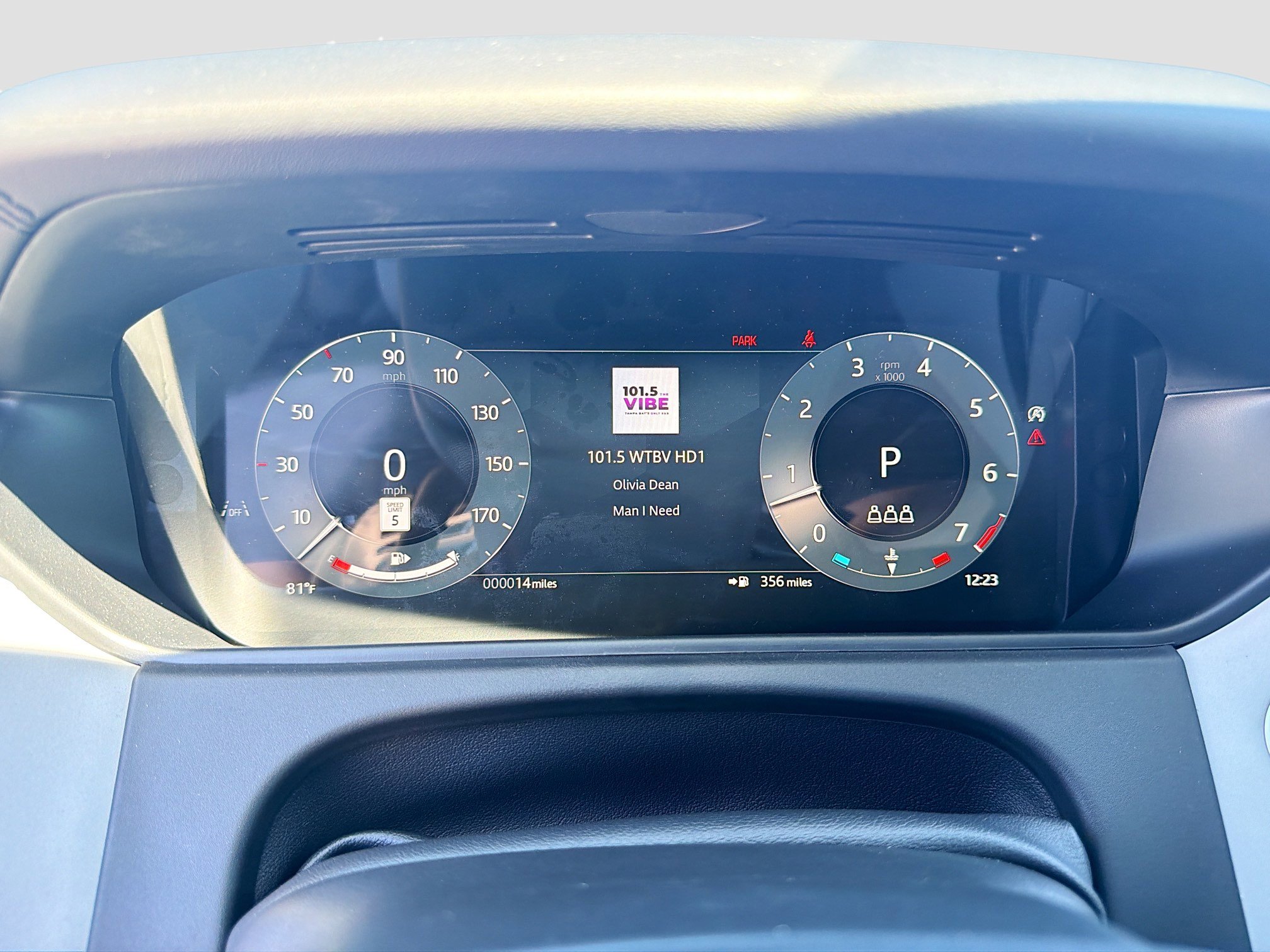 New 2026 Land Rover Range Rover Velar Dynamic SE image 40