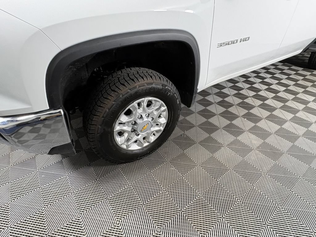Used 2024 Chevrolet Silverado 3500 LT AWD/4WD image 9