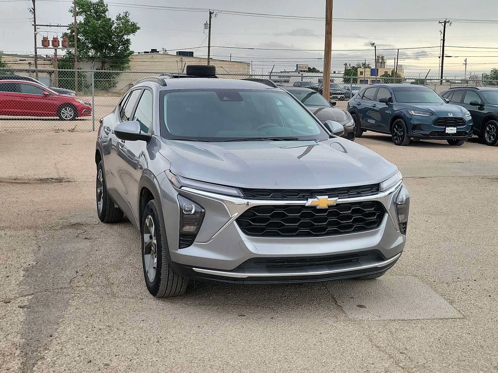 Used 2025 Chevrolet Trax LT FWD image 2