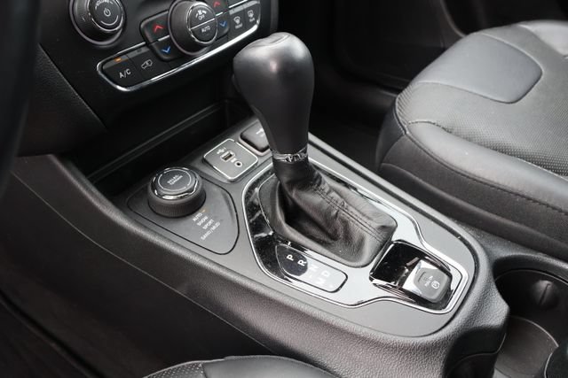 Used 2019 Jeep Cherokee Limited AWD/4WD image 12