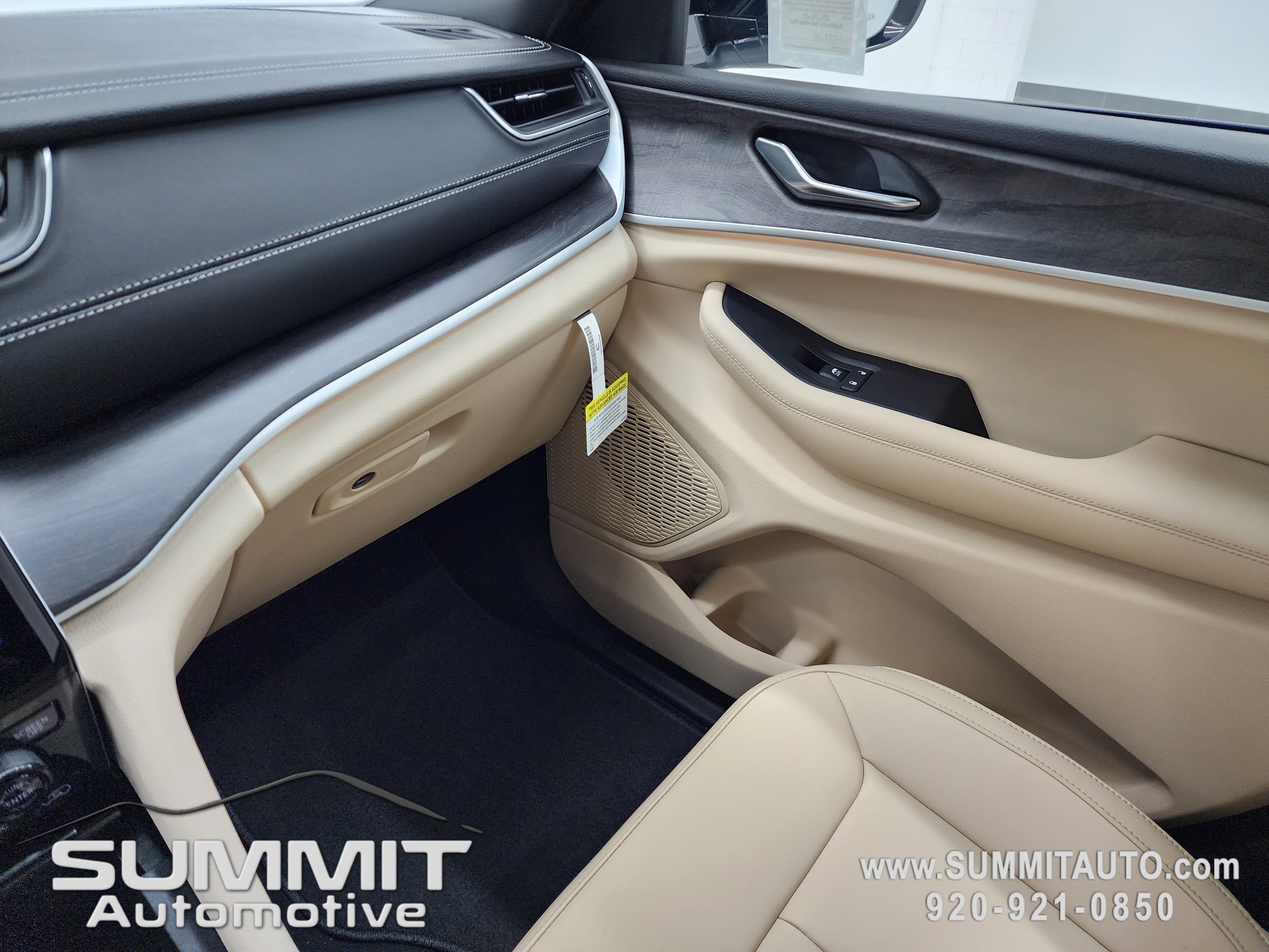 New 2025 Jeep Grand Cherokee Limited w/ Black Appearance Package image 12