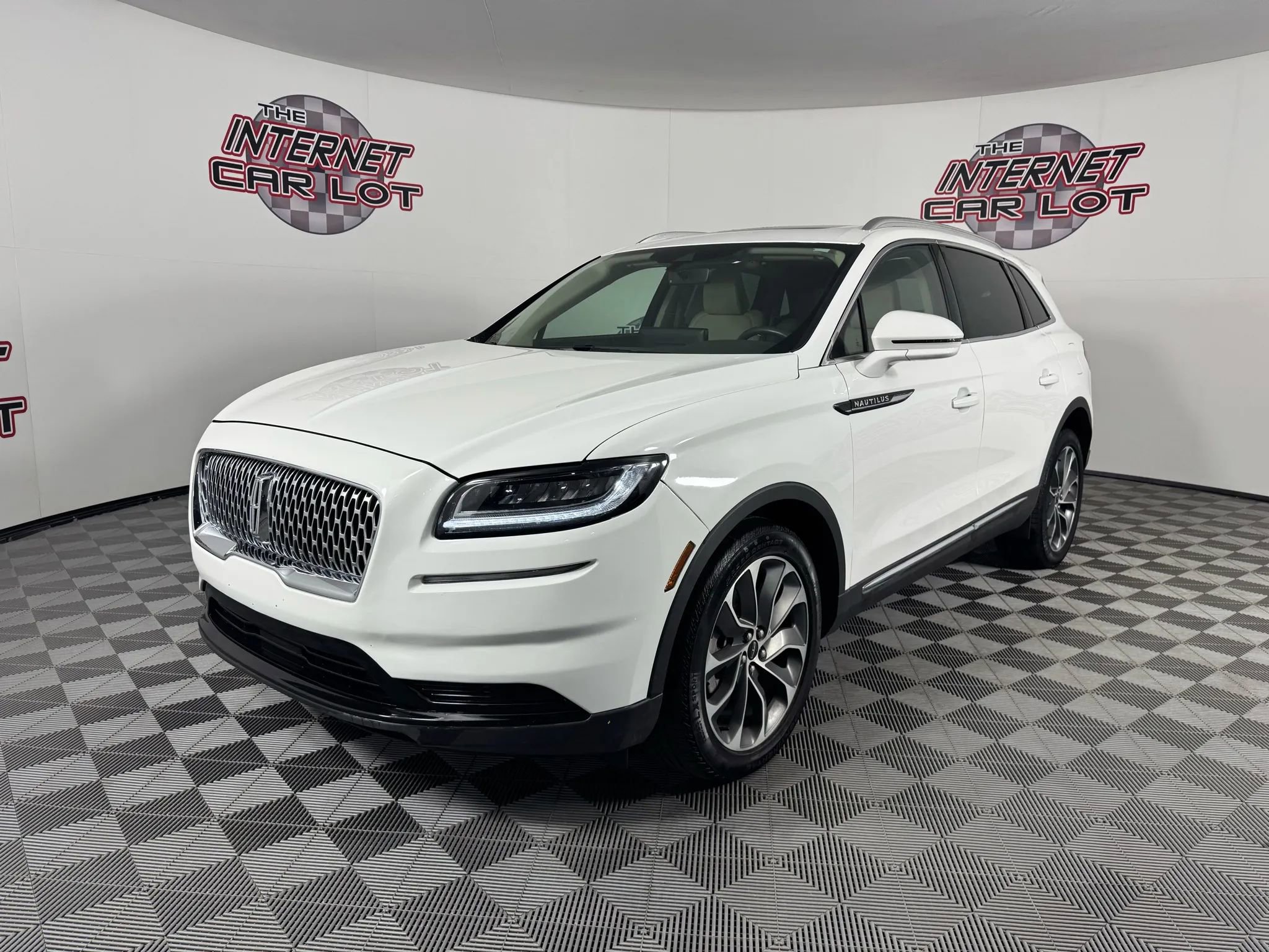 Used 2023 Lincoln Nautilus Reserve image 3