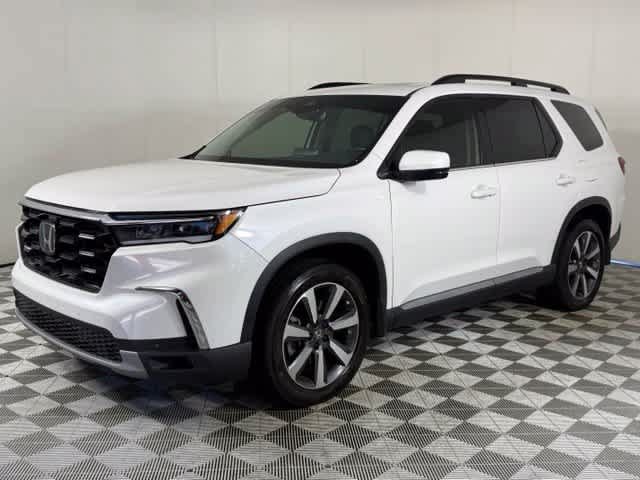 Used 2025 Honda Pilot Touring image 13