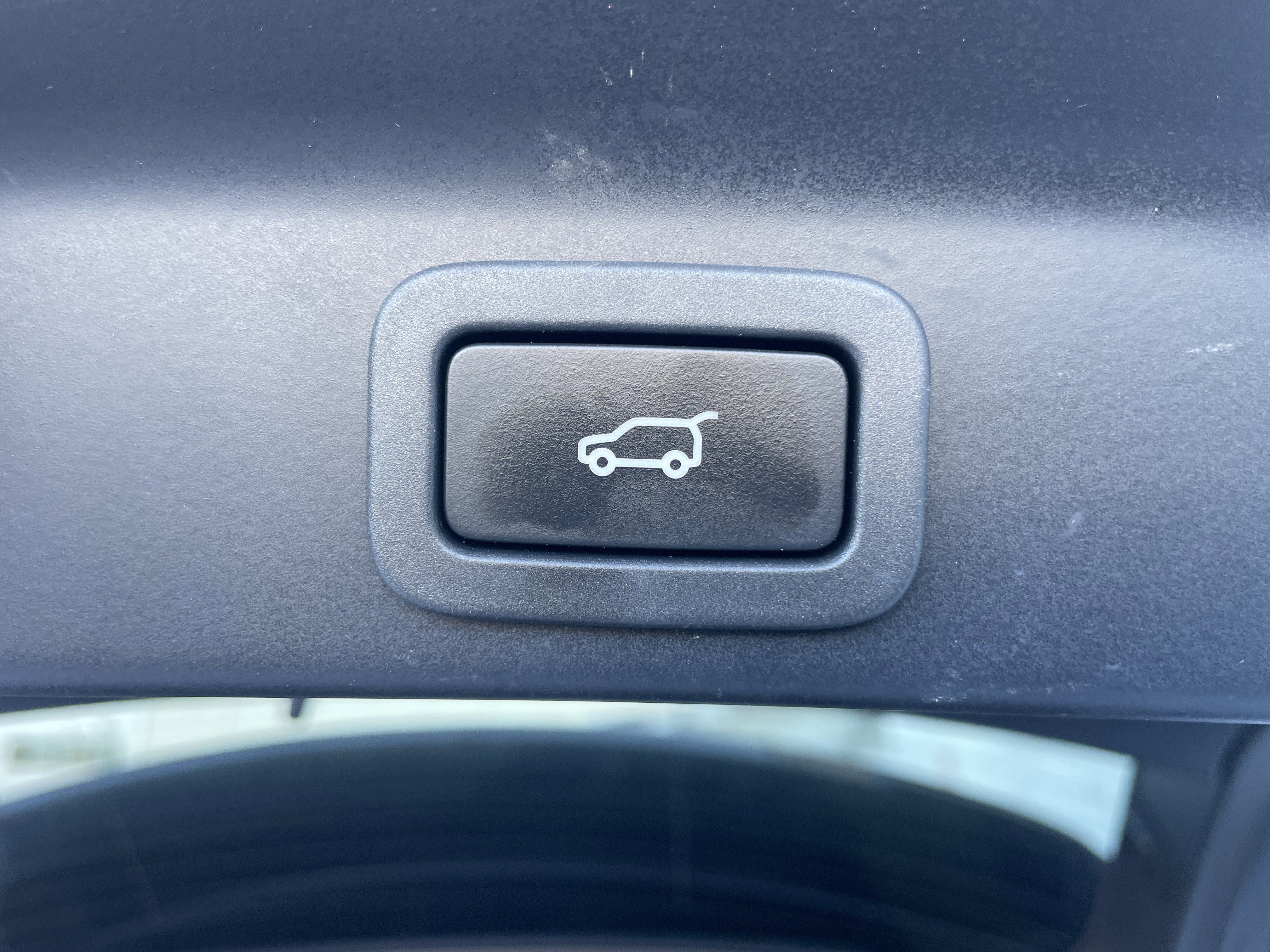 Used 2018 Jaguar F-PACE Premium image 38