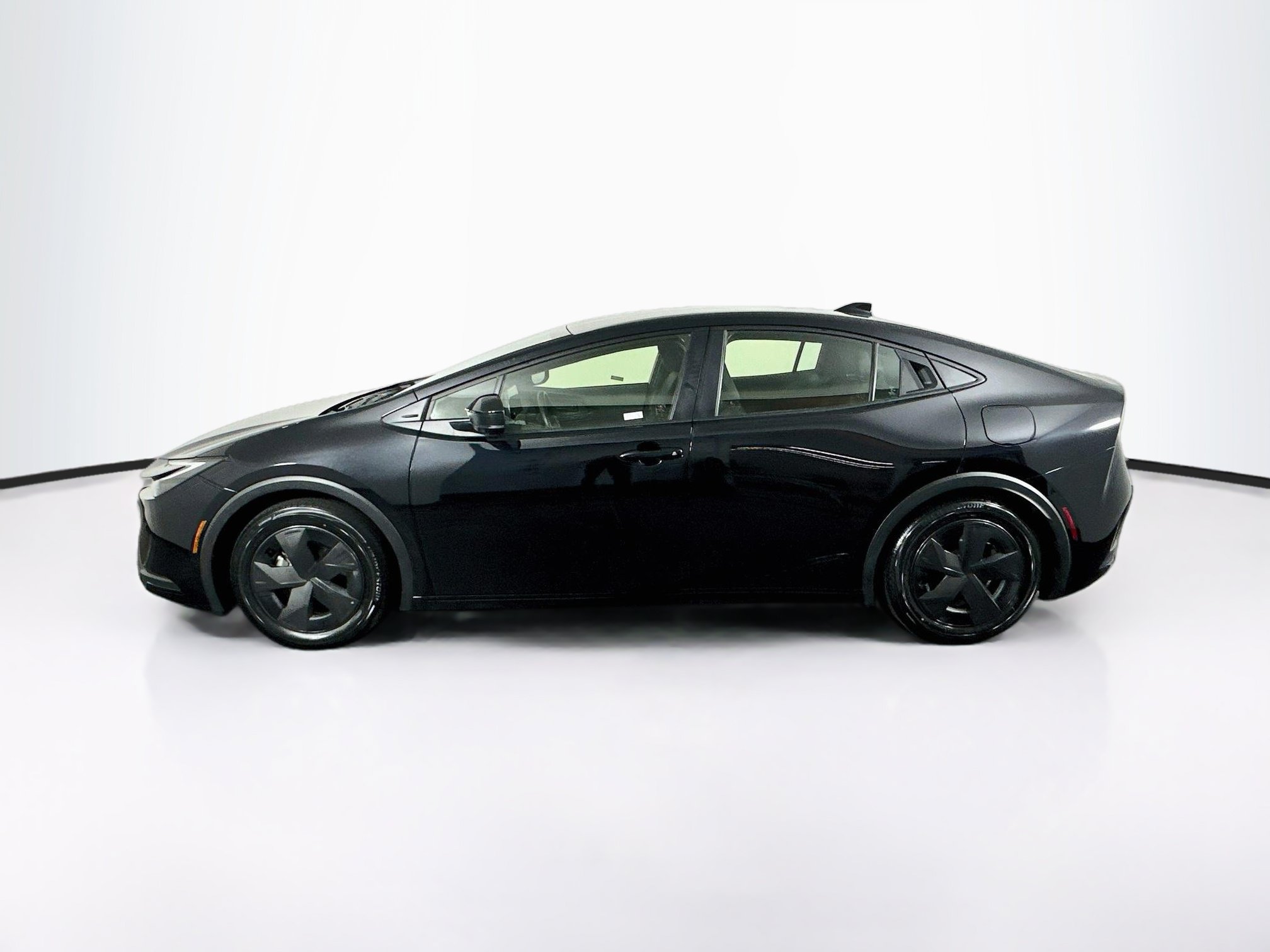 Used 2025 Toyota Prius LE FWD image 4