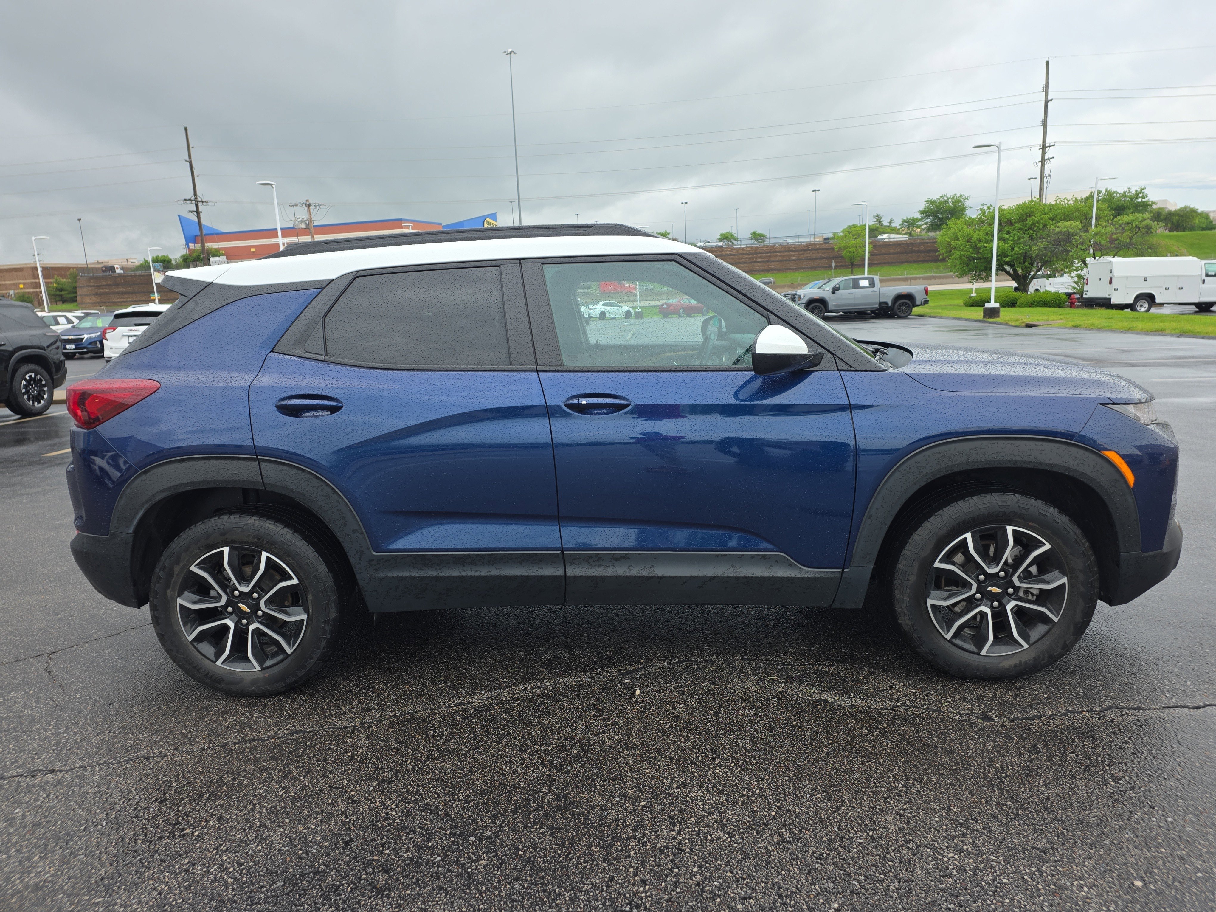 Used 2023 Chevrolet TrailBlazer ACTIV w/ Convenience Package AWD/4WD image 2