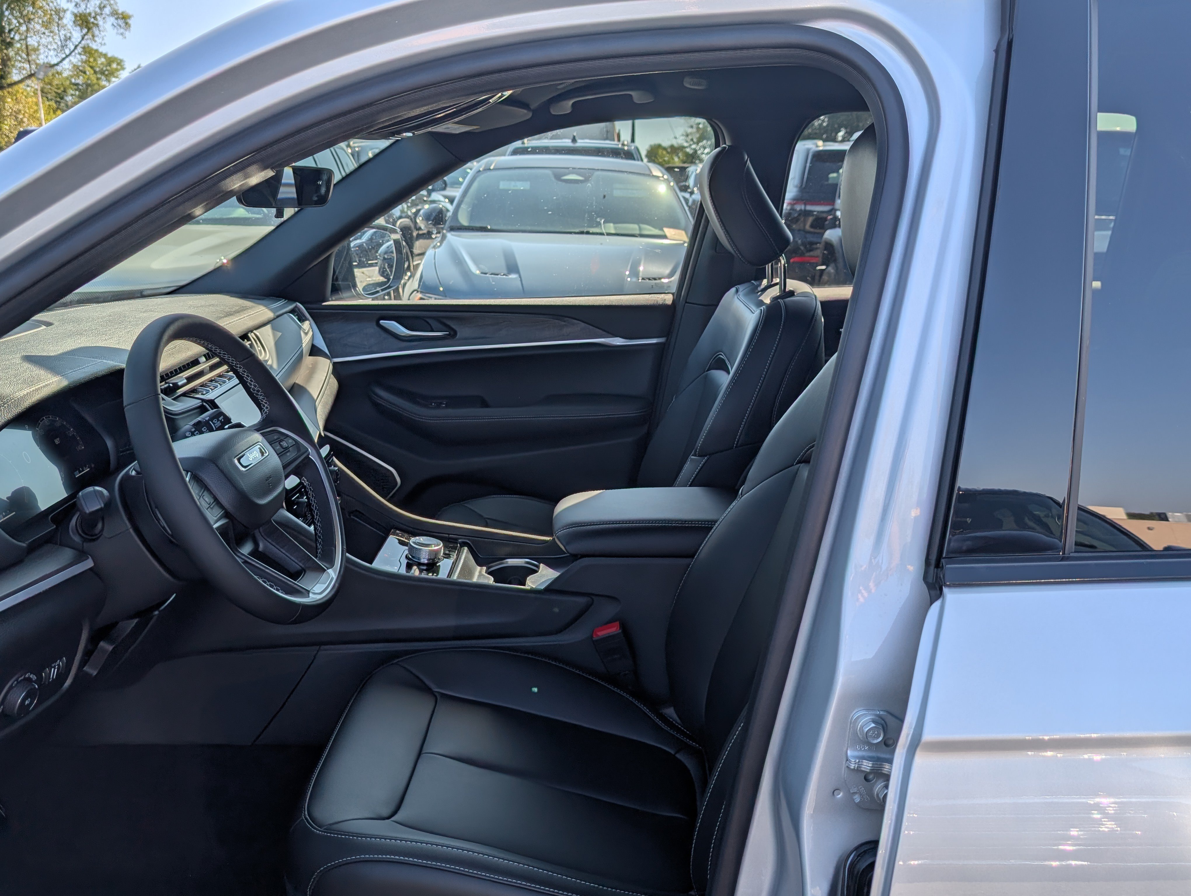 New 2025 Jeep Grand Cherokee Limited w/ Black Appearance Package AWD/4WD image 16