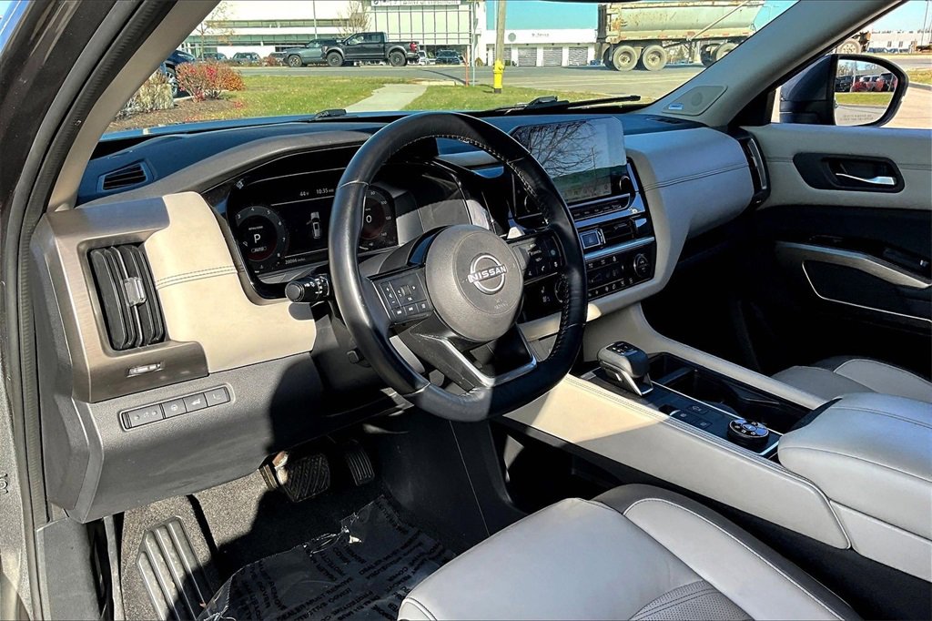 Used 2022 Nissan Pathfinder Platinum w/ Cargo Package image 18