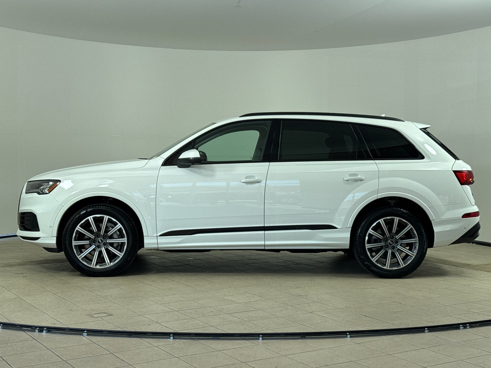 Used 2023 Audi Q7 2.0T Premium Plus w/ Premium Plus Package AWD/4WD image 3