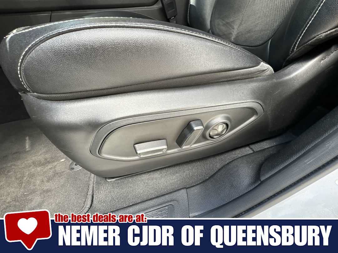 Used 2023 Jeep Grand Cherokee L Laredo AWD/4WD image 12