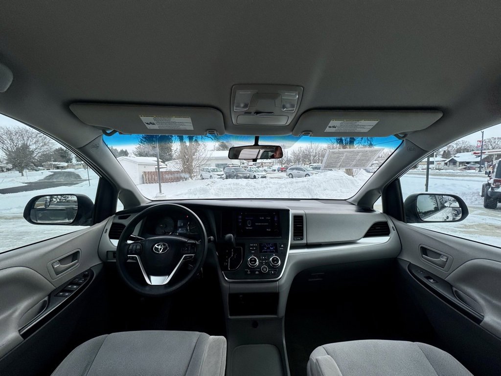 Used 2017 Toyota Sienna L image 13