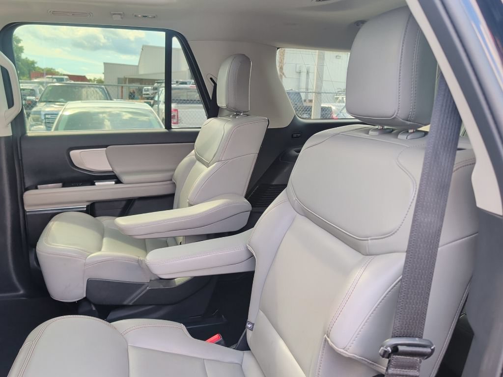 Used 2025 Ford Expedition Active RWD image 7